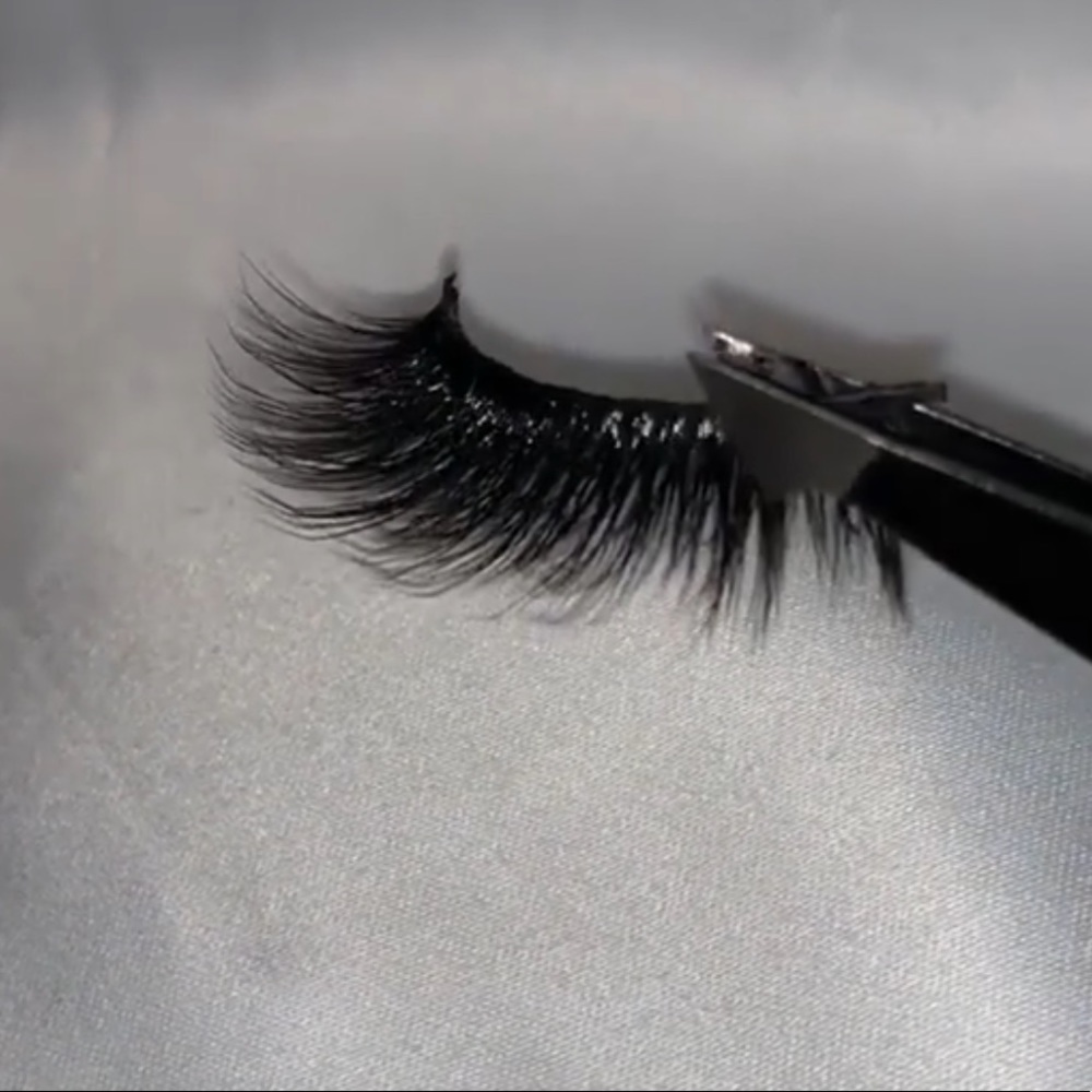 Consentida style strip lashes